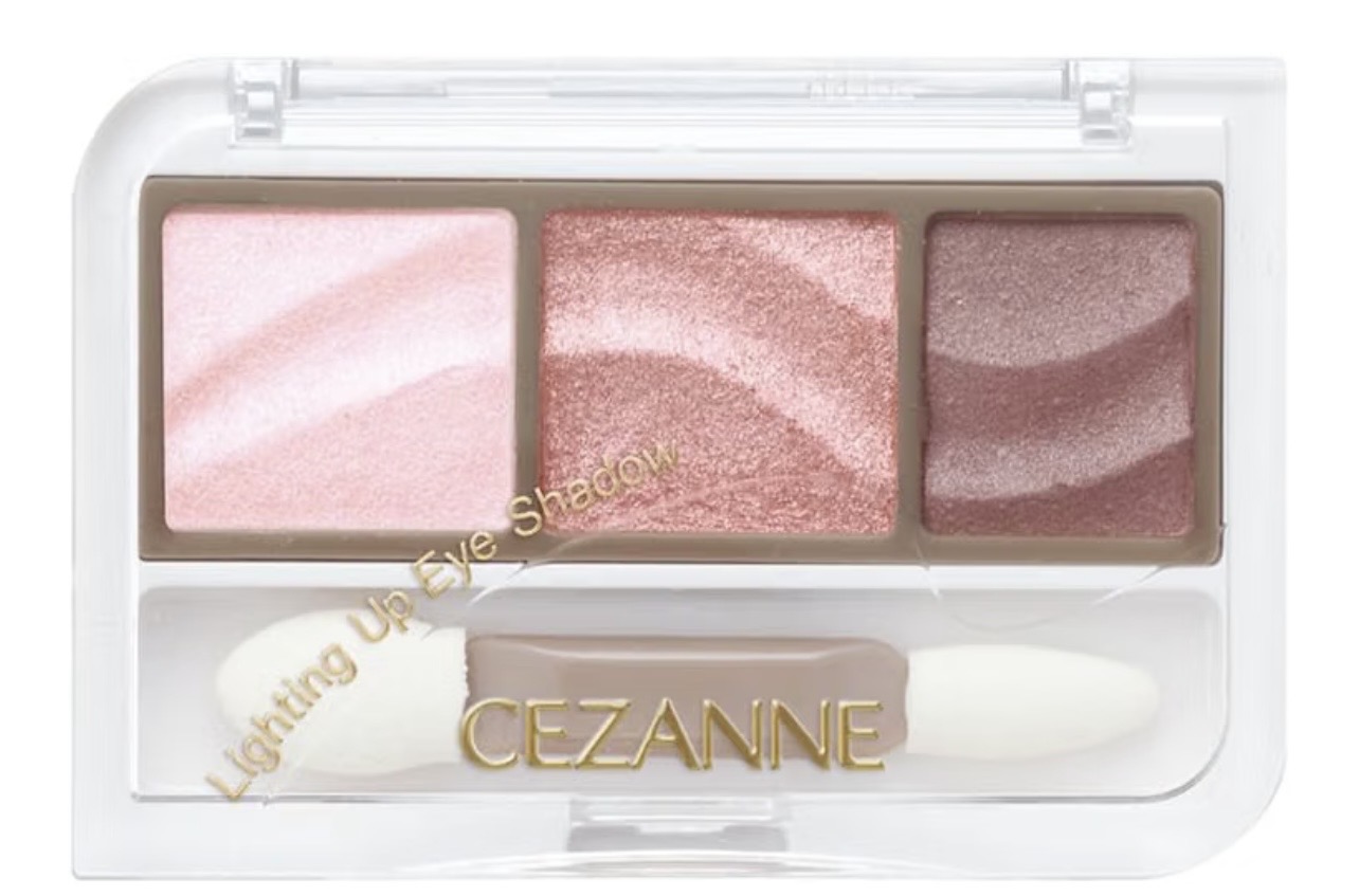 重ねるだけで叶う、ふんわりグラデーション。02 Petal Pinkの3色アイシャドウ