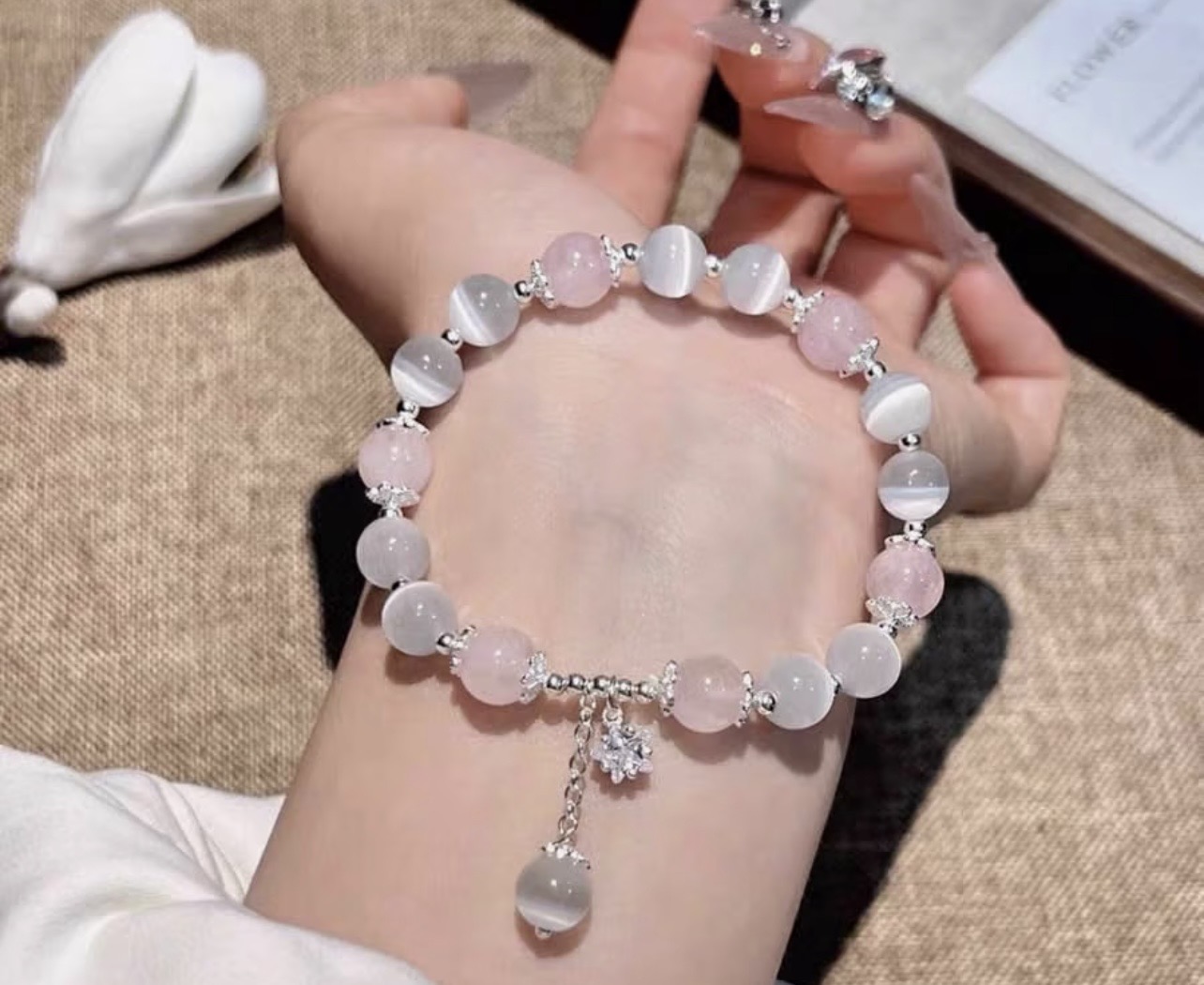 天然石×キャッツアイストーンの華やかブレスレット。可愛さと上品さを両立する毎日のアクセサリー